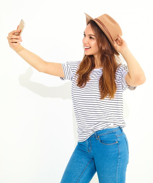 Portret ładna Kobieta W Lato Modnisiu Odziewa Brać Selfie Odizolowywającego Na Biel ścianie