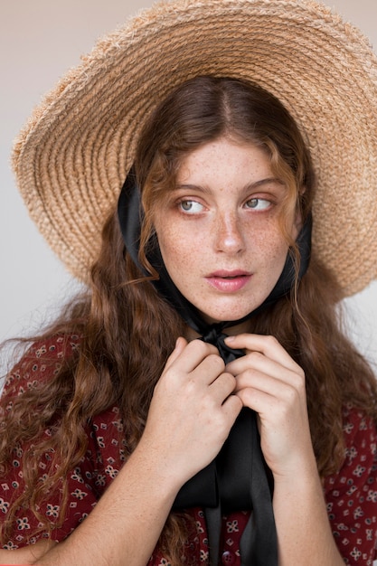 Bezpłatne zdjęcie portret ładna kobieta w słomkowym kapeluszu