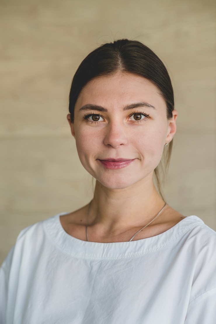 Bezpłatny plik Zdjęcie portret ładna kobieta z piękne włosy