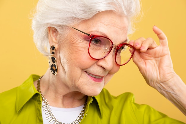 Portret ładna starsza kobieta pozuje