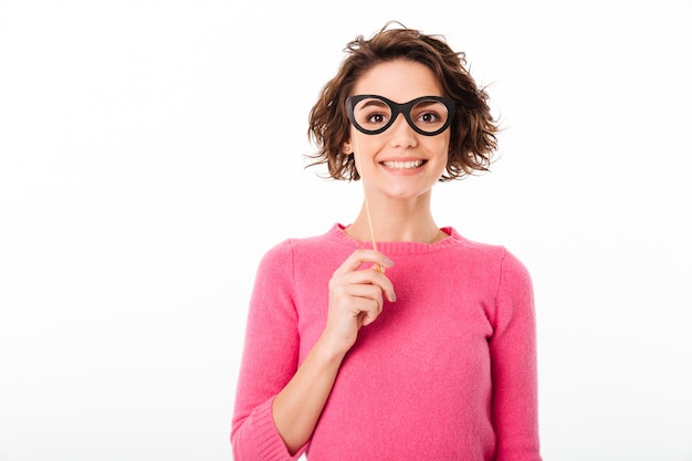 Portret ładna uśmiechnięta dziewczyna trzyma papierowych eyeglasses