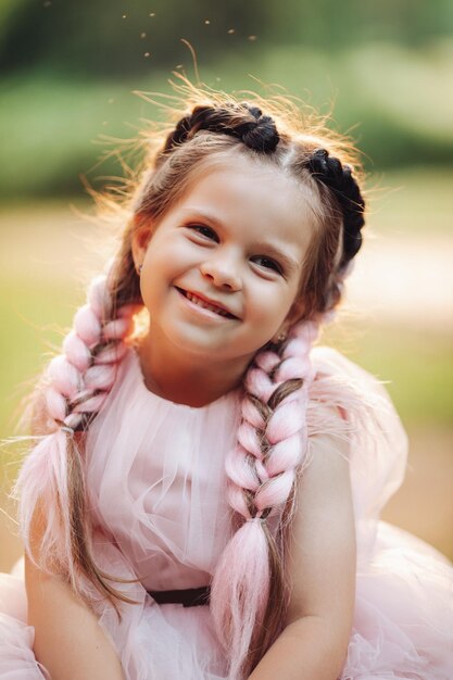 Portret ładnej małej dziewczynki w parku