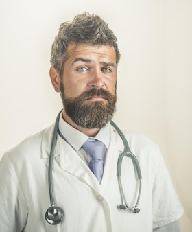 Portret lekarza mężczyzny z brodą i wąsami, ubrany w białą szatę medyczną lekarz z