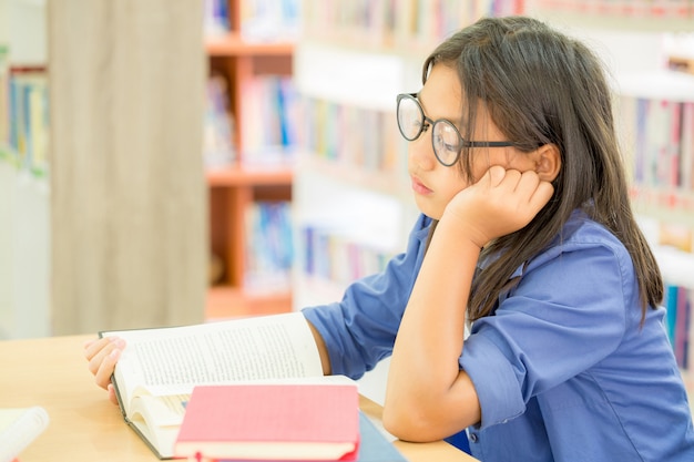 Portret Mądry Uczeń Czyta Mnie W Szkoły Wyższa Bibliotece Z Otwartą Książką