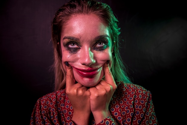 Bezpłatne zdjęcie portret makijażu klaun horror uśmiecha się