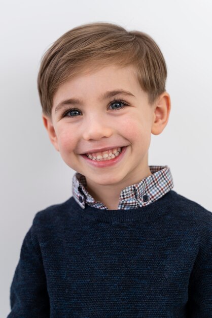 Portret małego chłopca noszącego obiektyw