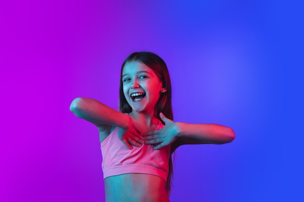 Portret małej dziewczynki na neonowym tle