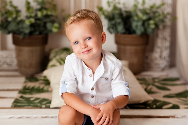 Bezpłatne zdjęcie portret mały chłopiec uśmiecha się