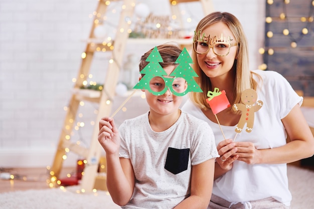 Portret matki i syna z maską bożego narodzenia