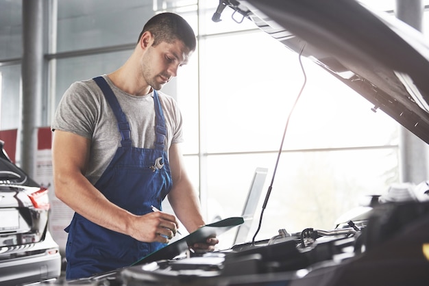 Portret mechanika przy pracy w swoim garażu