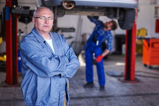 Bezpłatne zdjęcie portret mechanika w warsztacie