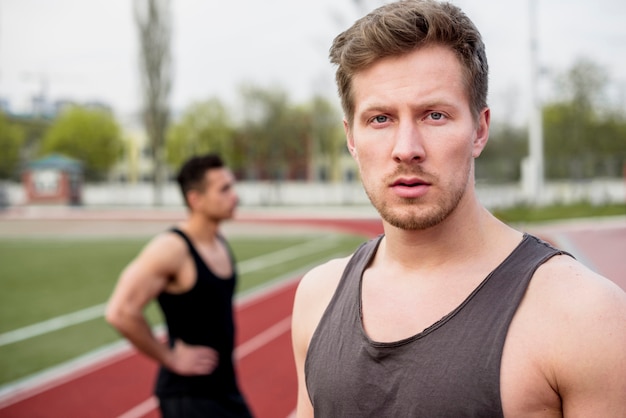 Bezpłatne zdjęcie portret męska atleta patrzeje kamerę