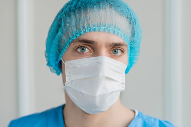 Portret męska pielęgniarka z maską