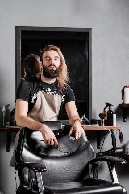 Portret męski fryzjer patrzeje kamerę