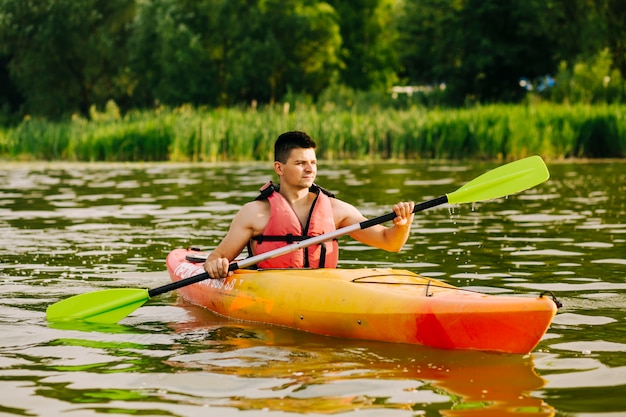 Portret męski kajakarz kayaking na jeziorze