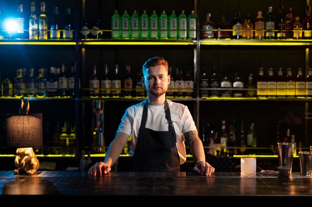 Portret męskiego barmana czekającego na swoich klientów