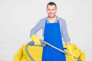 Bezpłatne zdjęcie portret mężczyzna czyści jego dom