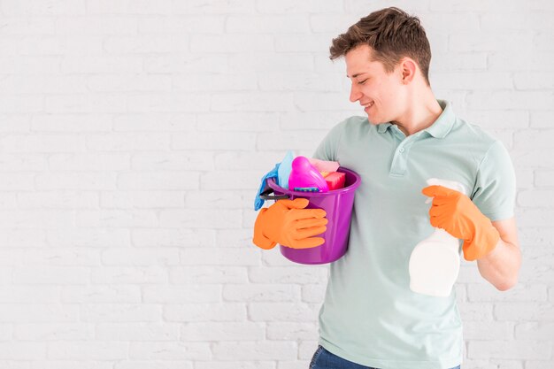Portret mężczyzna czyści jego dom