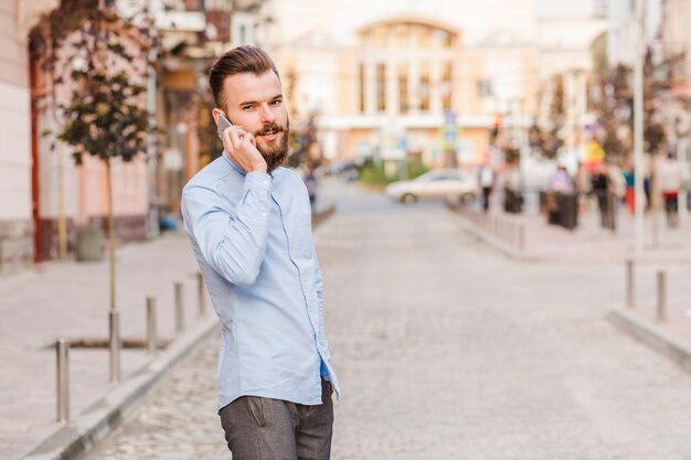 Portret mężczyzna opowiada na smartphone