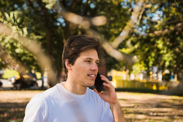 Portret mężczyzna opowiada na telefonie komórkowym