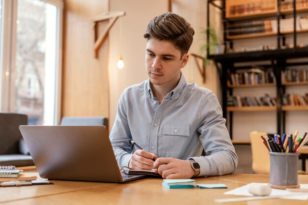 Portret mężczyzna pracuje na laptopie