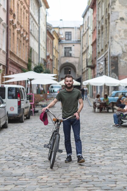 Bezpłatne zdjęcie portret mężczyzna z bicyklem przy outdoors