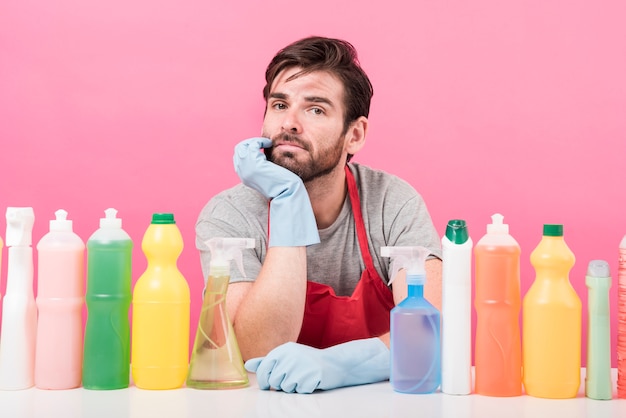 Portret mężczyzna z cleaning produktem