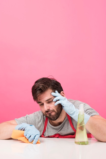 Bezpłatne zdjęcie portret mężczyzna z cleaning produktem