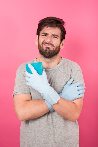 Portret mężczyzna z cleaning produktem