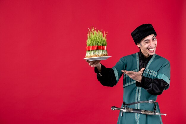 Portret mężczyzny azerskiego w tradycyjnym stroju, dającego nasienie na wakacjach etnicznych novruz czerwonego tancerza