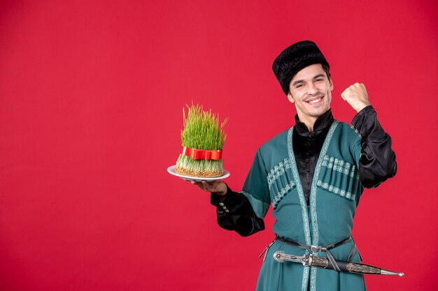 Portret mężczyzny azerskiego w tradycyjnym stroju trzyma semeni studio strzał czerwony tancerz novruz wiosna wykonawca