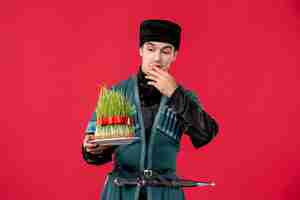 Bezpłatne zdjęcie portret mężczyzny azerskiego w tradycyjnym stroju z nasieniem na czerwono