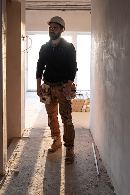 Bezpłatne zdjęcie portret mężczyzny budowniczego na budowie