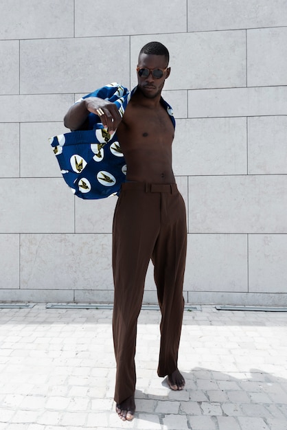 Bezpłatne zdjęcie portret mężczyzny na zewnątrz w tradycyjnym stroju afrykańskim