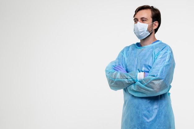 Portret mężczyzny noszącego suknię medyczną i maskę medyczną