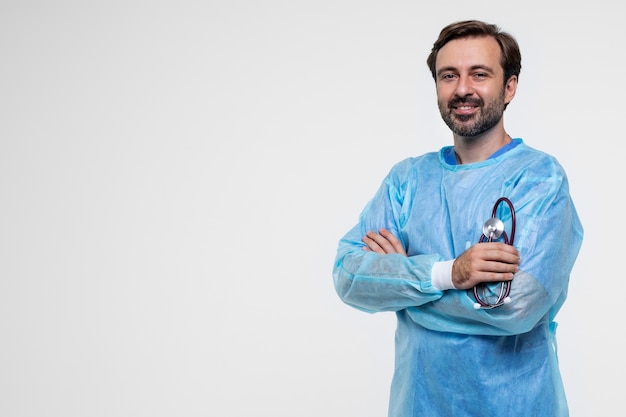Portret mężczyzny noszącego suknię medyczną i stetoskop
