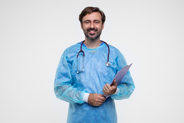 Bezpłatne zdjęcie portret mężczyzny noszącego suknię medyczną i trzymającego schowek