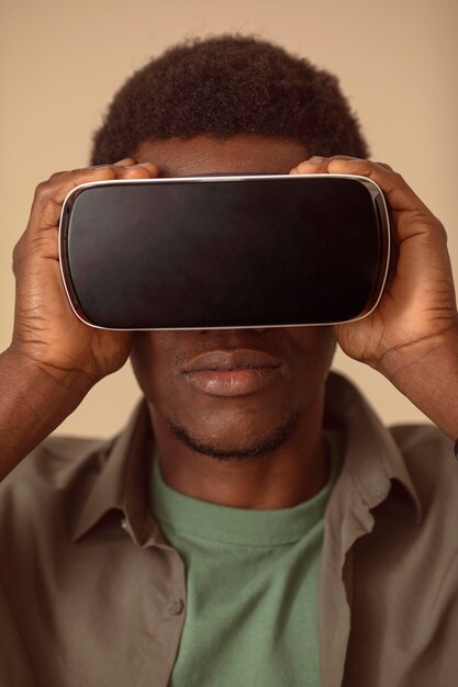 Portret mężczyzny noszącego zestaw słuchawkowy wirtualnej rzeczywistości