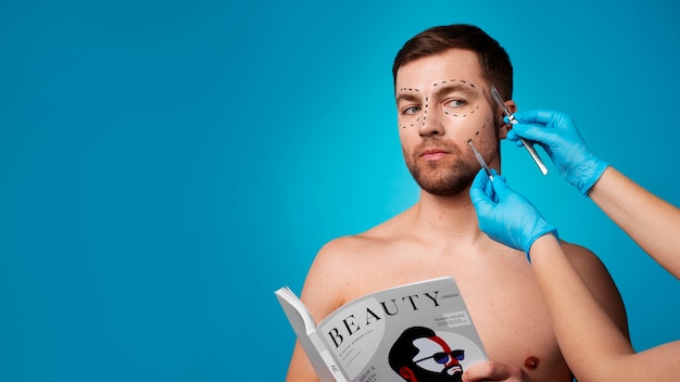 Portret mężczyzny otrzymującego ulepszenia i modyfikacje za pomocą procedur kosmetycznych.