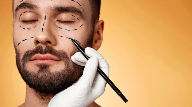Bezpłatne zdjęcie portret mężczyzny otrzymującego ulepszenia i modyfikacje za pomocą procedur kosmetycznych.