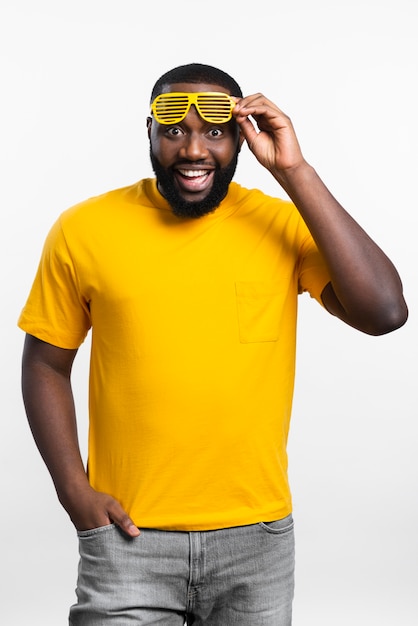 Bezpłatne zdjęcie portret mężczyzny z okulary przeciwsłoneczne