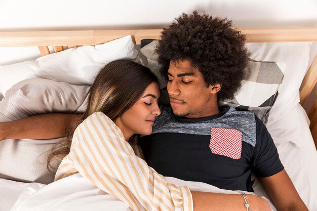 Portret międzyrasowa para w łóżku