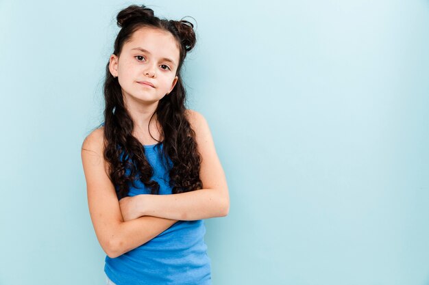 Portret młoda dziewczyna na błękitnym tle