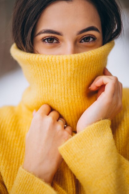 Portret młoda dziewczyna w żółtym pulowerze