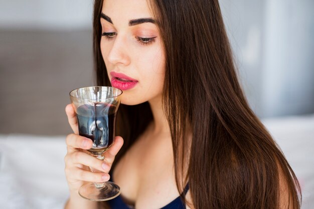 Portret młoda kobieta pije wino