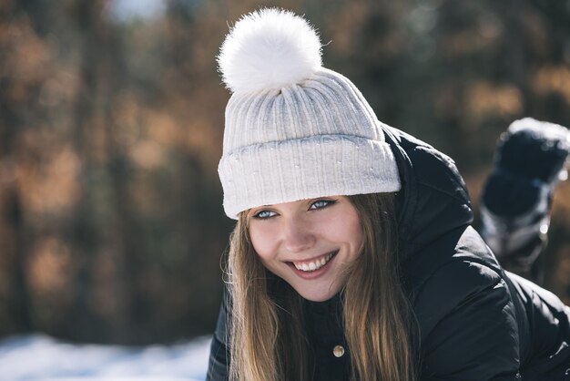 Portret Młoda ładna kobieta w zimie w śniegu