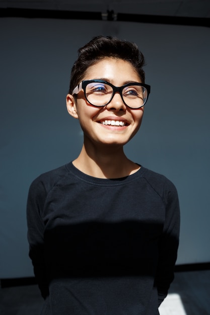 Bezpłatne zdjęcie portret młoda piękna brunetki dziewczyna w szkieł ono uśmiecha się.