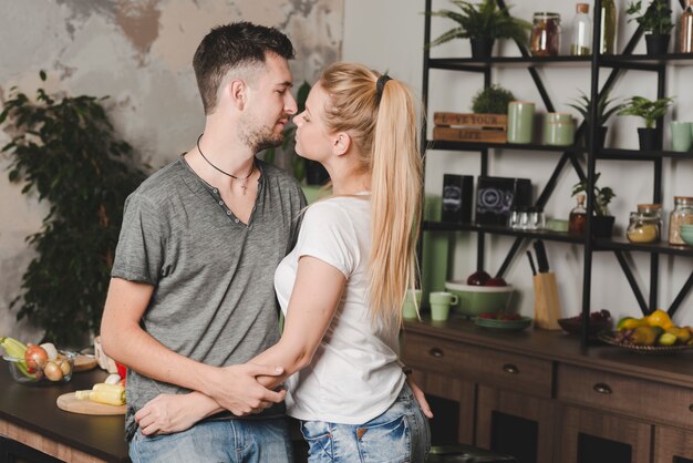 Portret młoda romantyczna para w kuchni