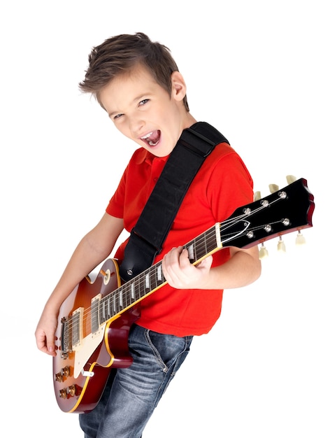 Bezpłatne zdjęcie portret młodego chłopca z gitarą elektryczną na białym tle