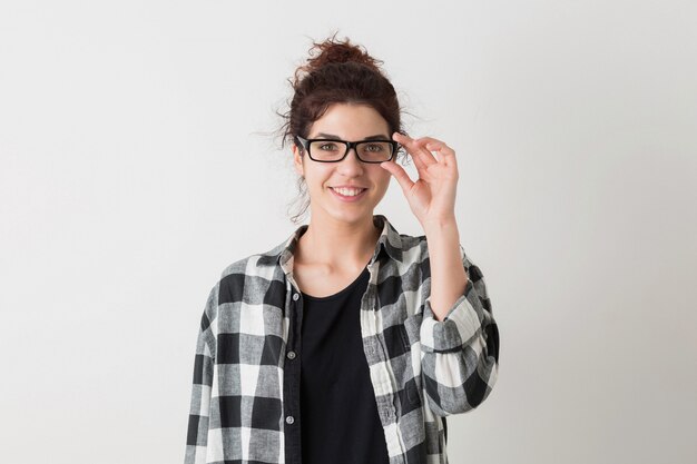 Portret młodego hipster uśmiechnięta ładna kobieta w kraciastej koszuli w okularach pozowanie na białym tle